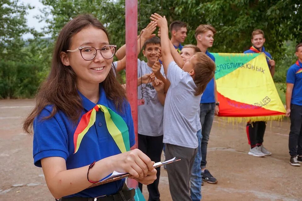Воспитатель в детском лагере. Вожатый. Дети и вожатые в лагере. Вожатые в лагерь воспитатель. Овз в лагере.
