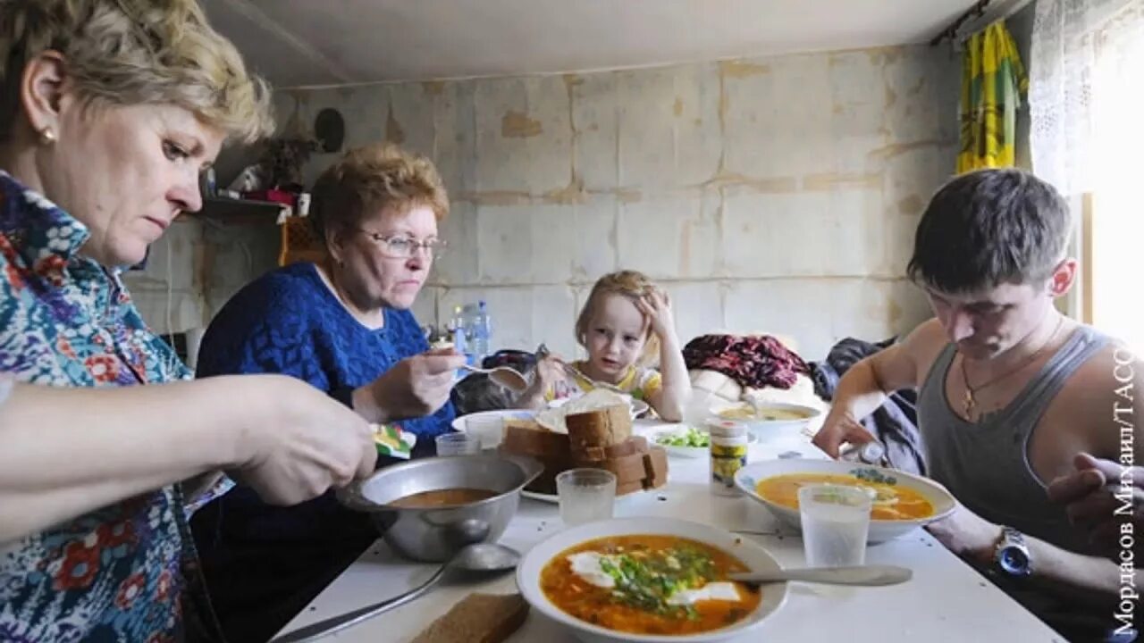 Санька с матерью жили бедно и голодно. Бедная семья. Бедная семья в России. Бедность в семье. Самая бедная семья.