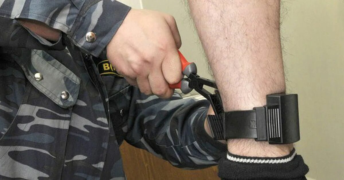 Средства контроля осужденных. Браслет фсин. электронный браслет для осужденных. браслет на ногу для осужденных. браслет домашнего ареста.