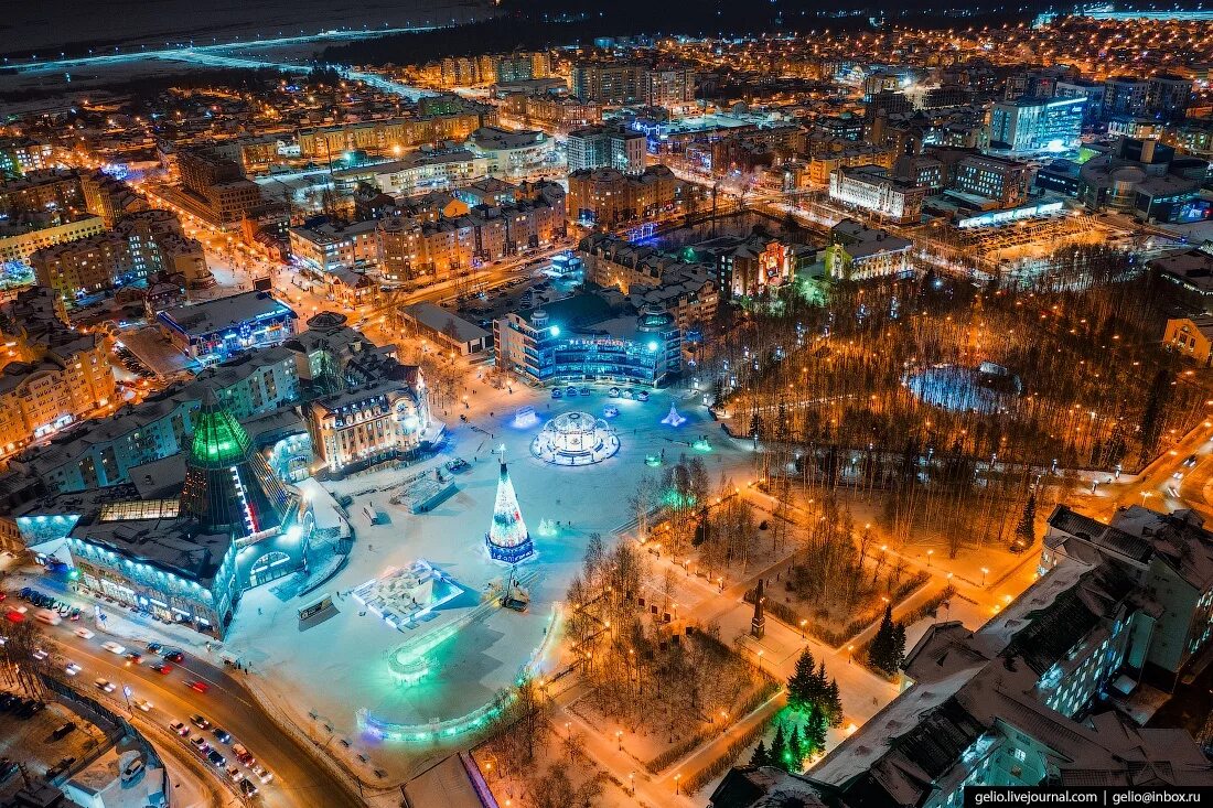 Где в сургуте можно. Ханты-Мансийск площадь. Ханты-Мансийск Центральная площадь. Ханты-Мансийск Центральная площадь Гостиный двор. Центр города Ханты Мансийска.