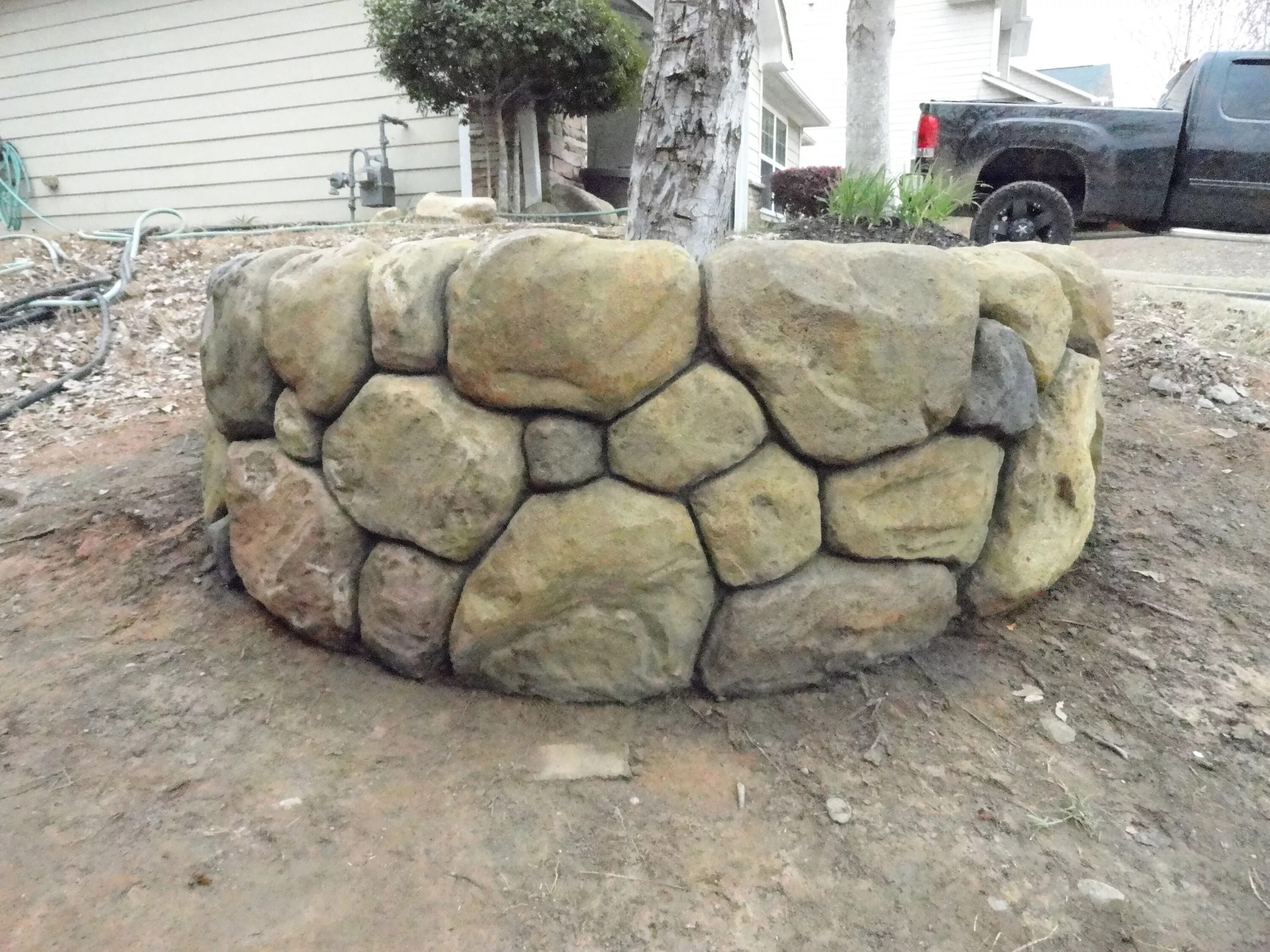 Каменные валуны из артбетона. Камни из цемента. Искусственный камень из цемента. Забор из валунов.