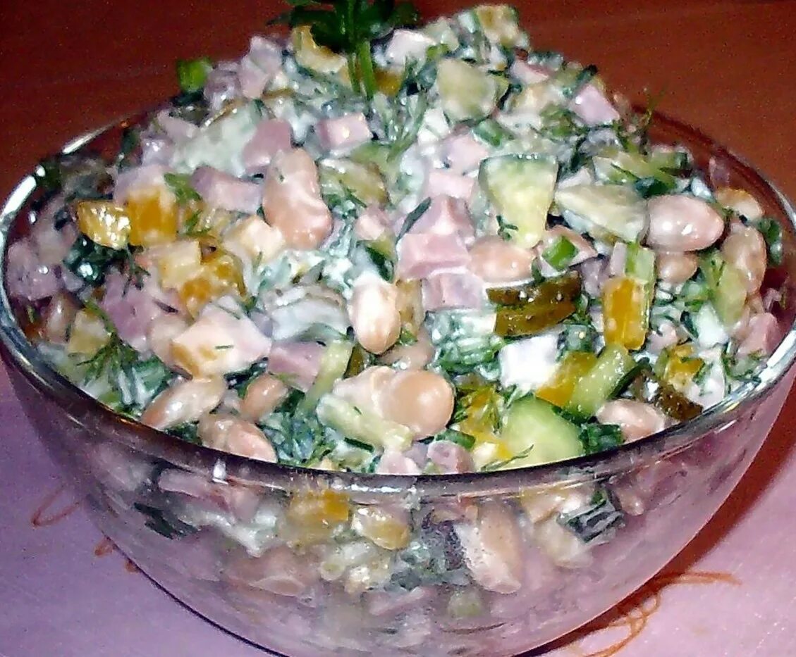 Добавляю в салат консервированный. Салат фасоль. салат из фасоли. вкусный салат с фасолью. салат с шампиньонами консервированными.