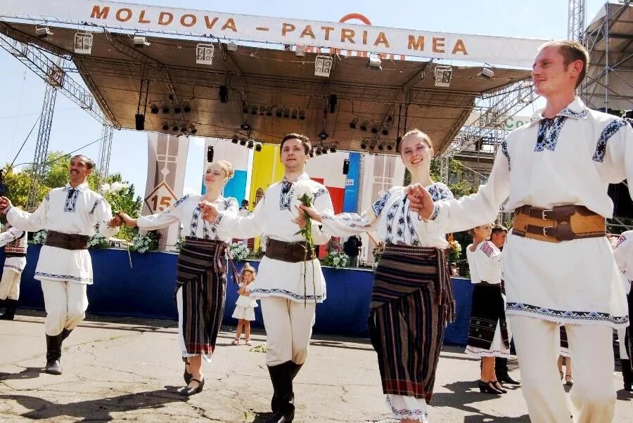Молдаван нация. Праздник национального костюма Молдавии. Костюм молдавский. Молдавия люди. Гостеприимство молдавского народа.