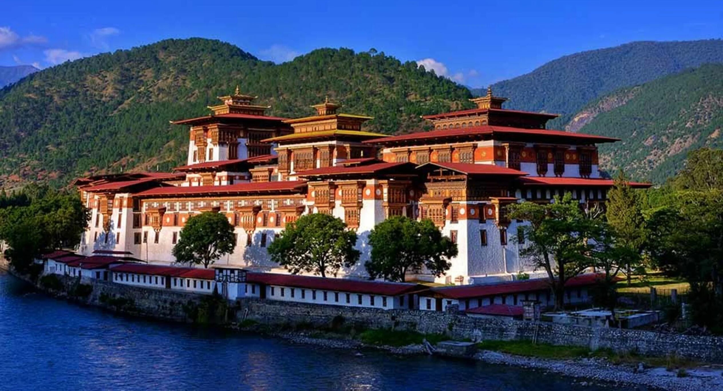 Бутан индия. Монастырь Пунакха-дзонг. Бутан Непал архитектура. Аэропорт паро в бутане. Дворец в бутане.