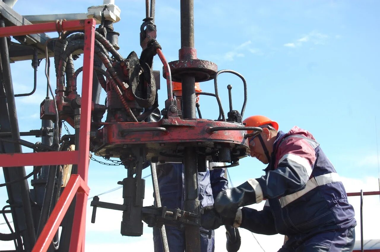 Капитальный ремонт скважин книга. Бурильщик крс. Помощник бурильщика прс. Помощник бурильщика крс роснефть. Проведение текущего ремонта скважин.