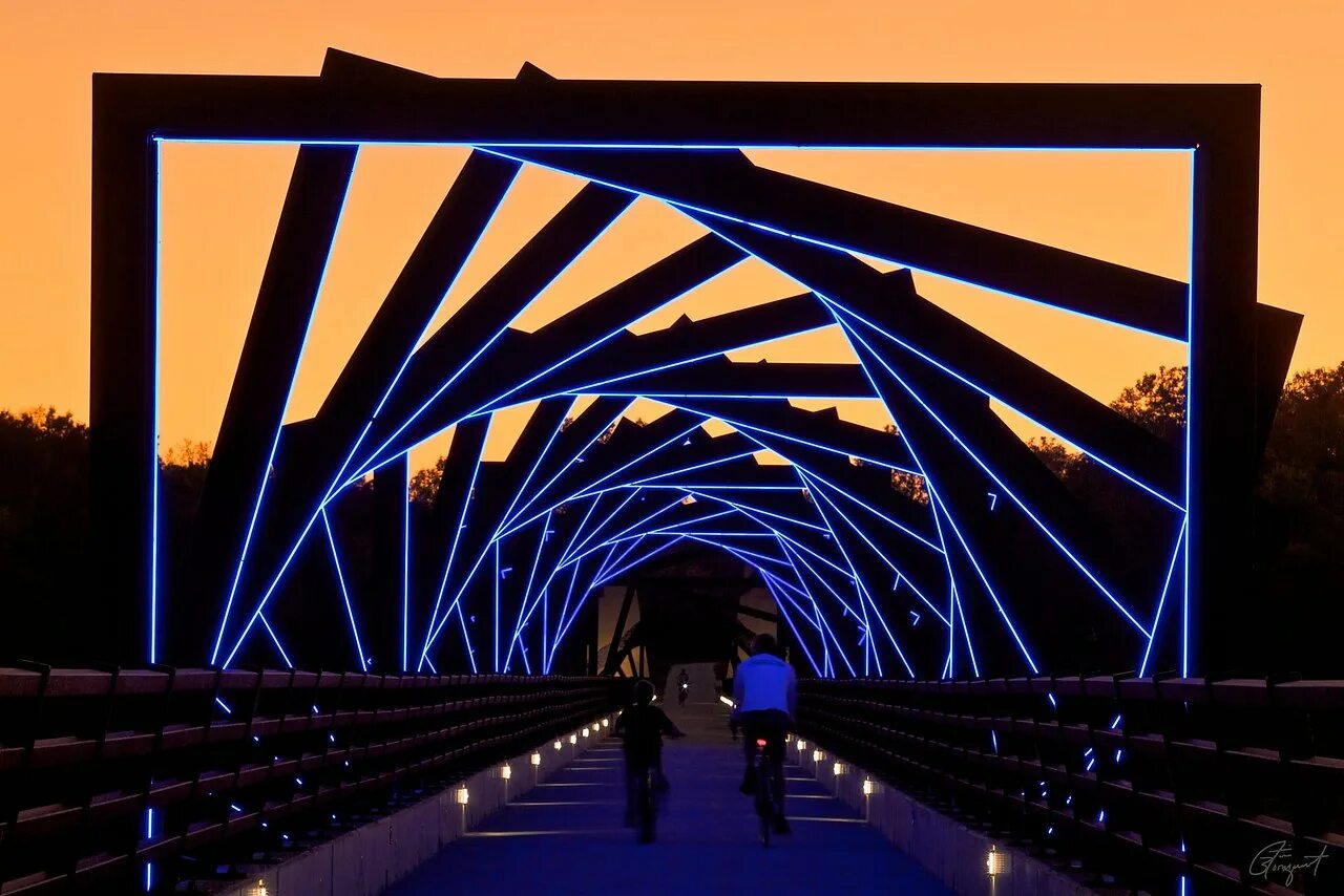 Светящиеся арки. Мост High Trestle Trail. Мост Хай Трестл Трейл, США. Парк Сокольники арка. Пешеходный парковый мостик в Японии.