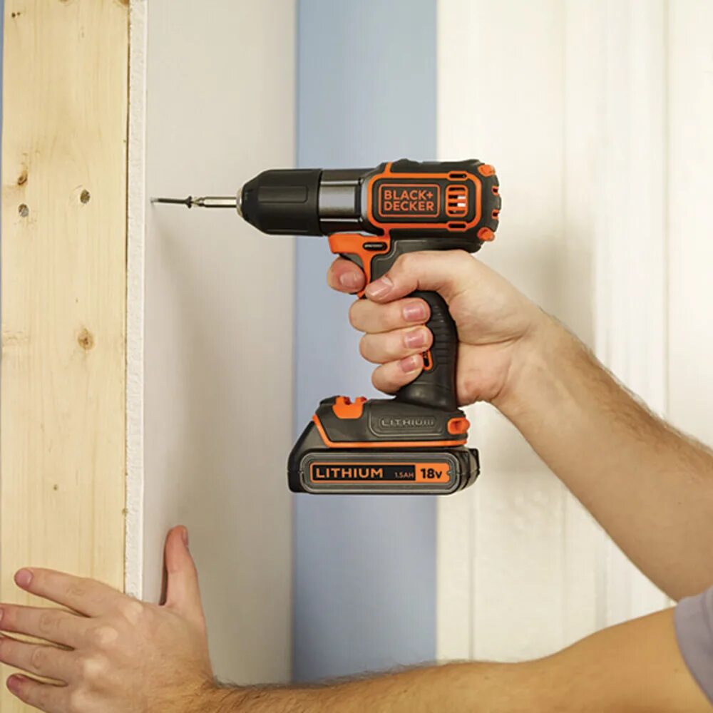 Можно ли шуруповерт в самолет. Шуруповерт black decker 18v. black+decker bdcde120c. пирометр black decker. мужчина с шуруповертом.