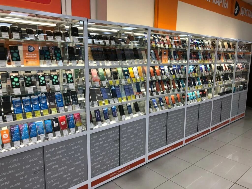днс 0896. магазин днс сотовые телефоны. магазин днс сотовые телефоны. днс минеральные воды. витрина с телефонами днс.