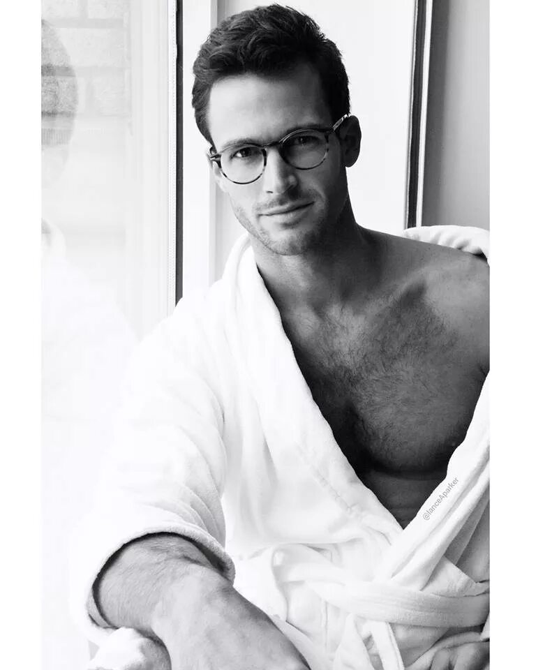 Вынужденная помощница для тирана виктория свободина книга. Помощница для смутьяна" свободина. Отчаянная помощница для смутьяна. Виктория свободина строптивая помощница для титана. Таинственная помощница для чужака виктория свободина.