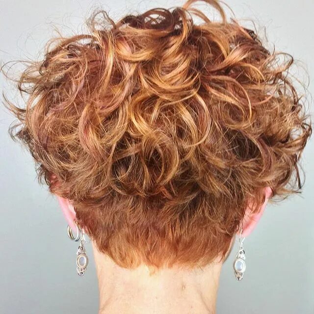 Short Curly Asymmetrical Hairtyles Pelo corto con rulos, Pelo rizado corto, Cabe