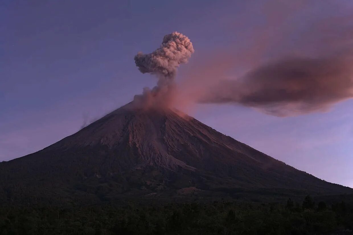 Извержение вулкана какое явление. Килиманджаро извержение. Попокатепетль извержение. Вулкан Килиманджаро извержение вулкана.