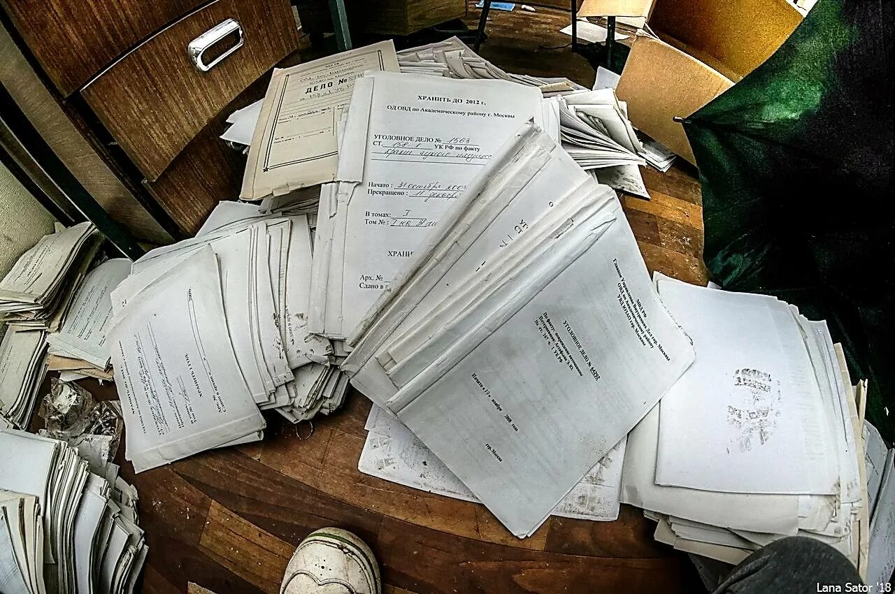Бумаги на столе. Рабочий стол с бумагами. Стол заваленный бумагами. Много документов. Бесспорное дело