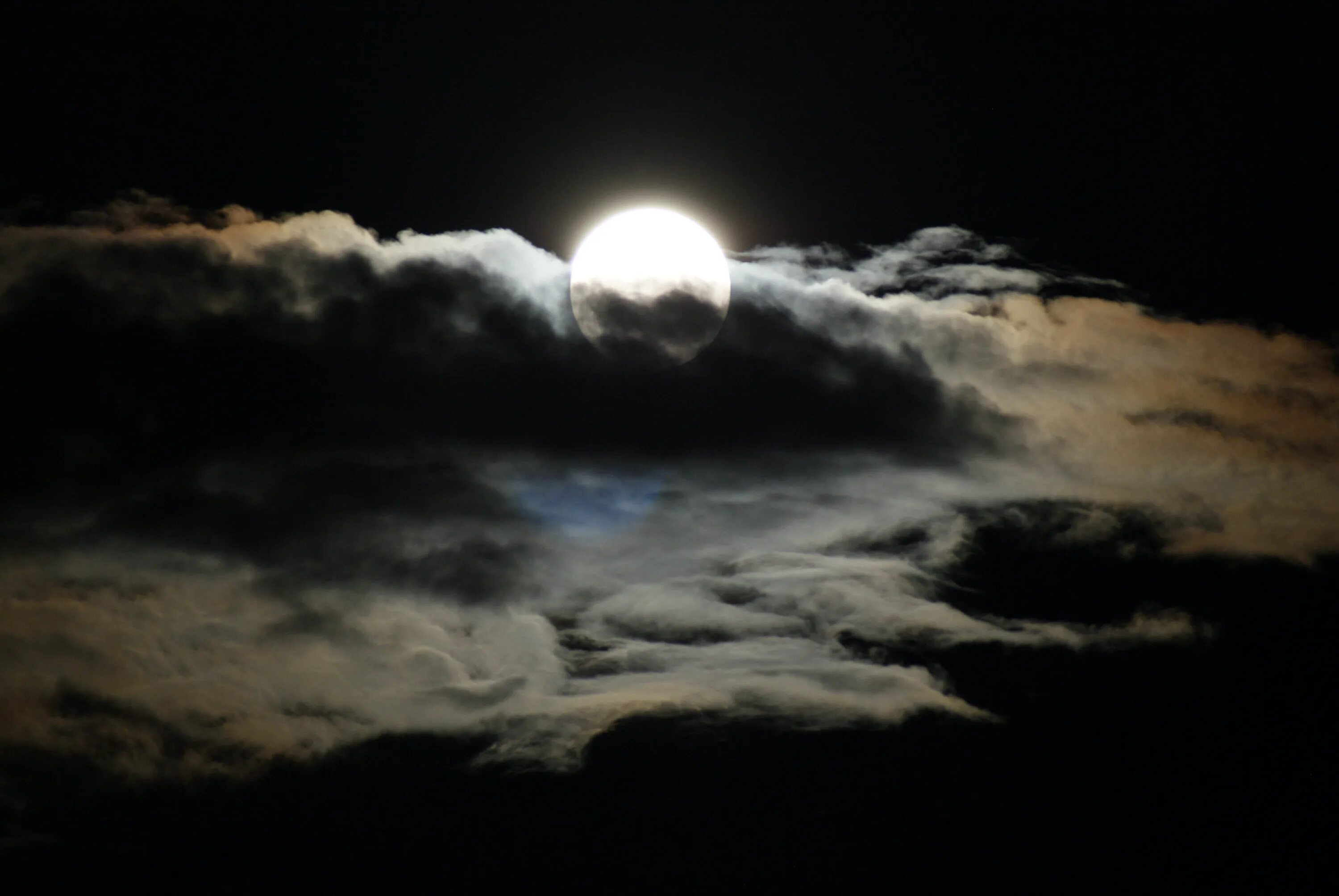 Clouded moon. Лунная ночь. Ночь Луна облака. Ночное небо с облаками. Ночные облака.