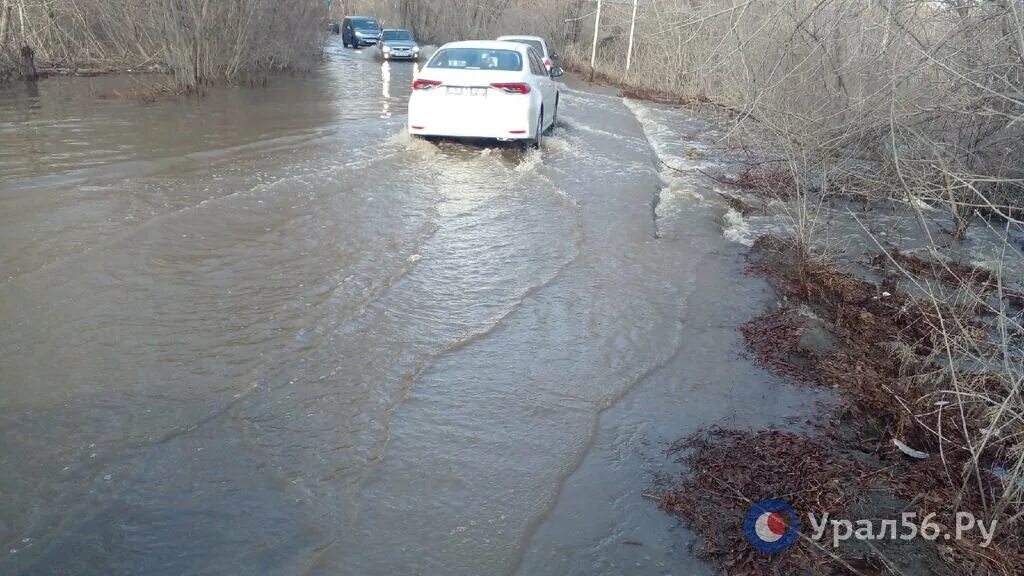 Какие улицы затопила в городе орске. Река Елшанка Орск. Затопление автодороги. Паводок в Орске 2023. Поселок затопило рекой Урал.