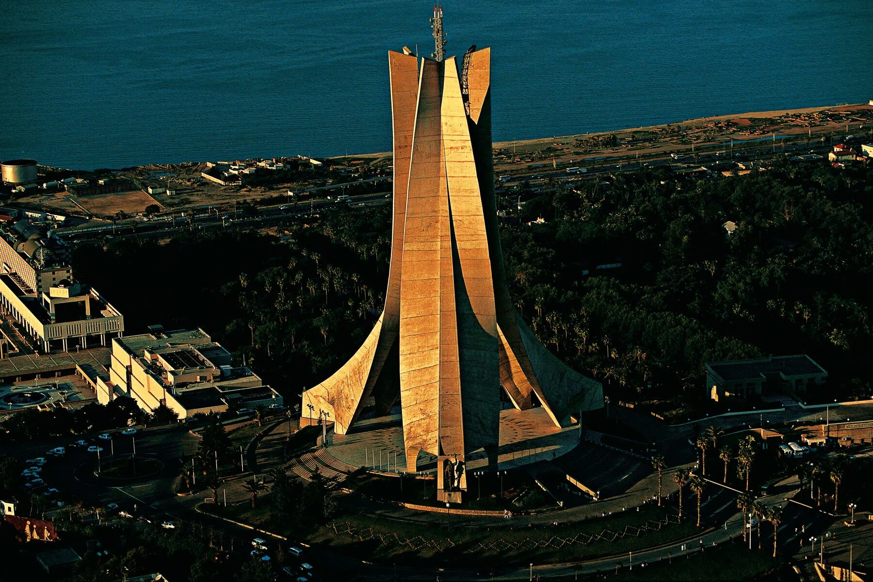 памятник славы и мученичества. памятник славы и мученичества. символ алжира монумент павшему воину. памятник мученикам алжир. памятник мученикам алжир.