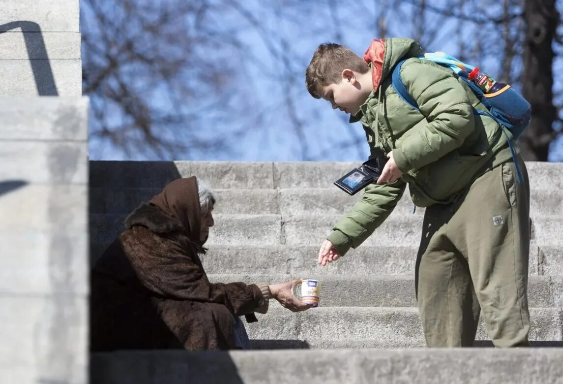 Помощь бедным людям. Помощь бедным. подаяние милостыни. помогать бедным. помогает нищему.