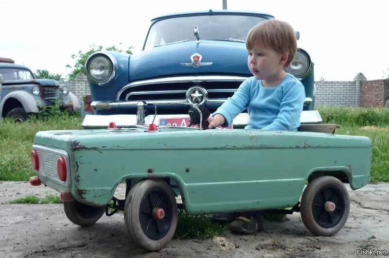 Children of machine. Детские машины. Машина для детей. Советские педальные машинки. Советская машинка с педалями.
