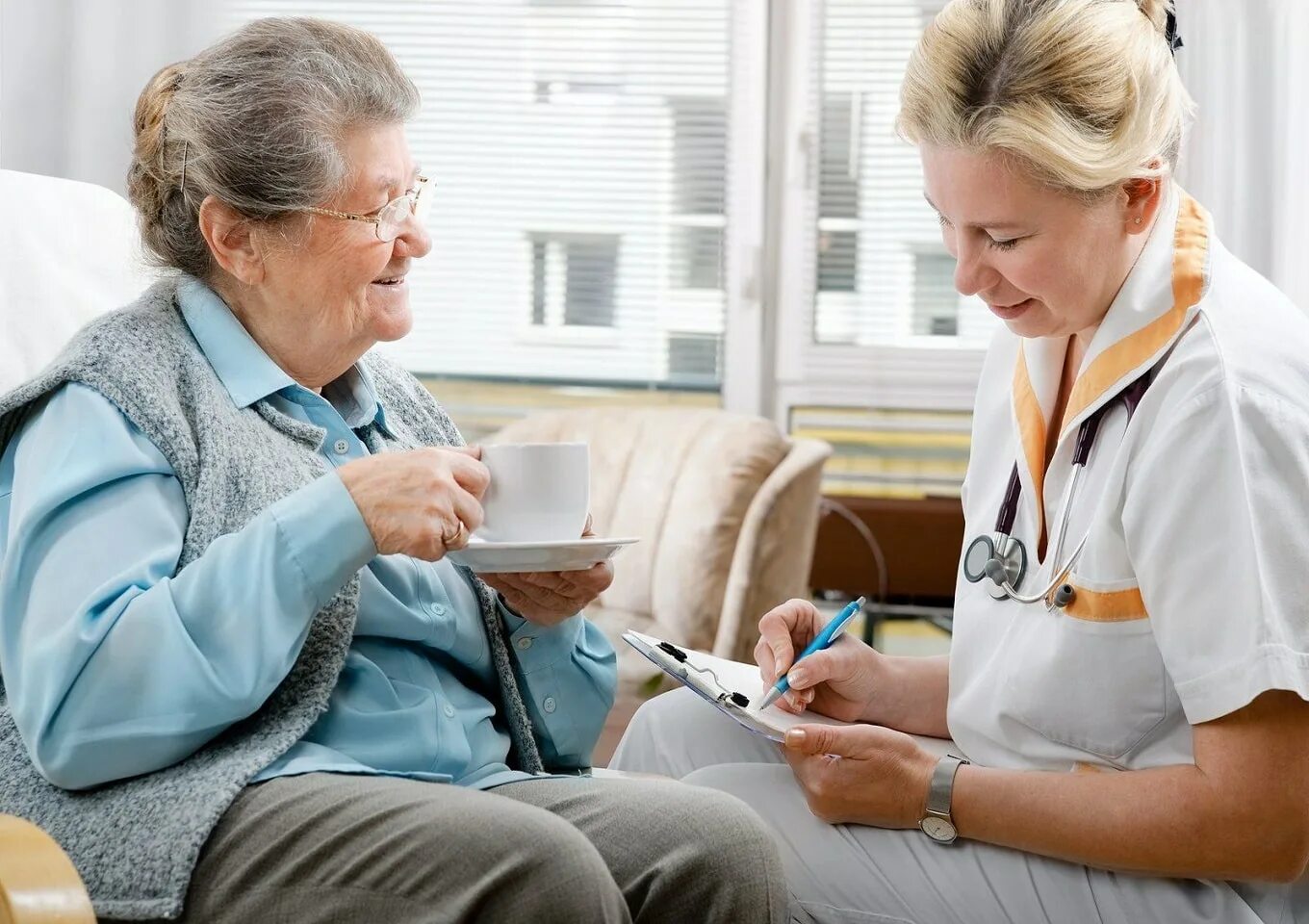 Патронаж пожилых. Пожилые люди медицина. Пожилой пациент. Медсестра и пожилой человек.