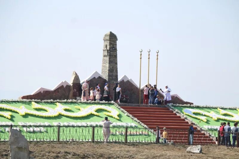 памятник чеченским женщинам из села дади-юрт. дади юрт. село дади юрт чечня. дади айбика. штурм села дади-юрт.