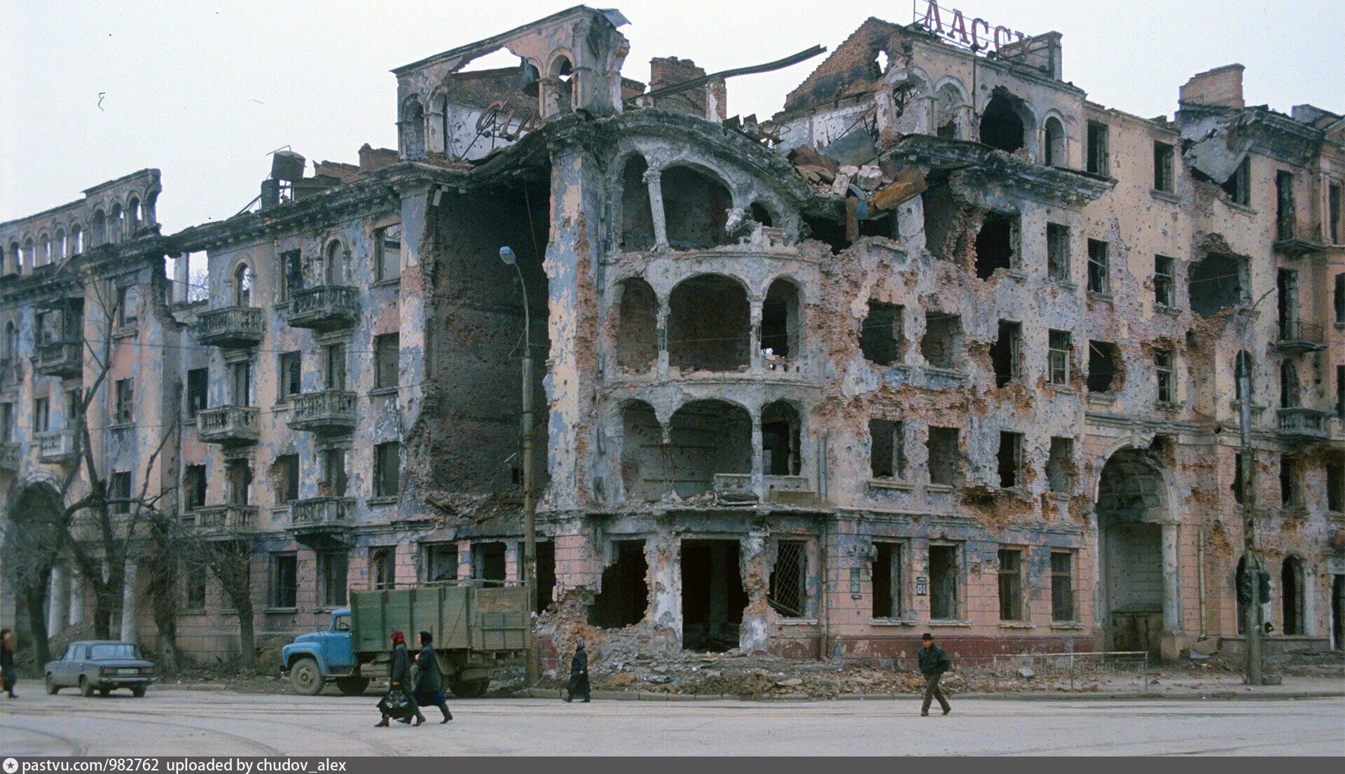 Город Грозный после войны. Площадь минутка Грозный 1995. Разрушенный Грозный 1995. Разрушенный дом россия