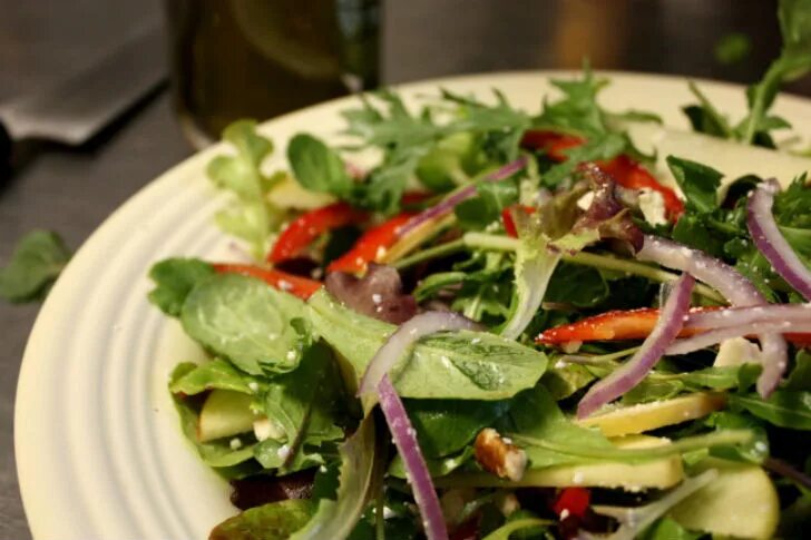 Рецепт салата без масла. Легкий салат. Салат из зелени. Салаты без майонеза. Вкусный овощной салат без майонеза.