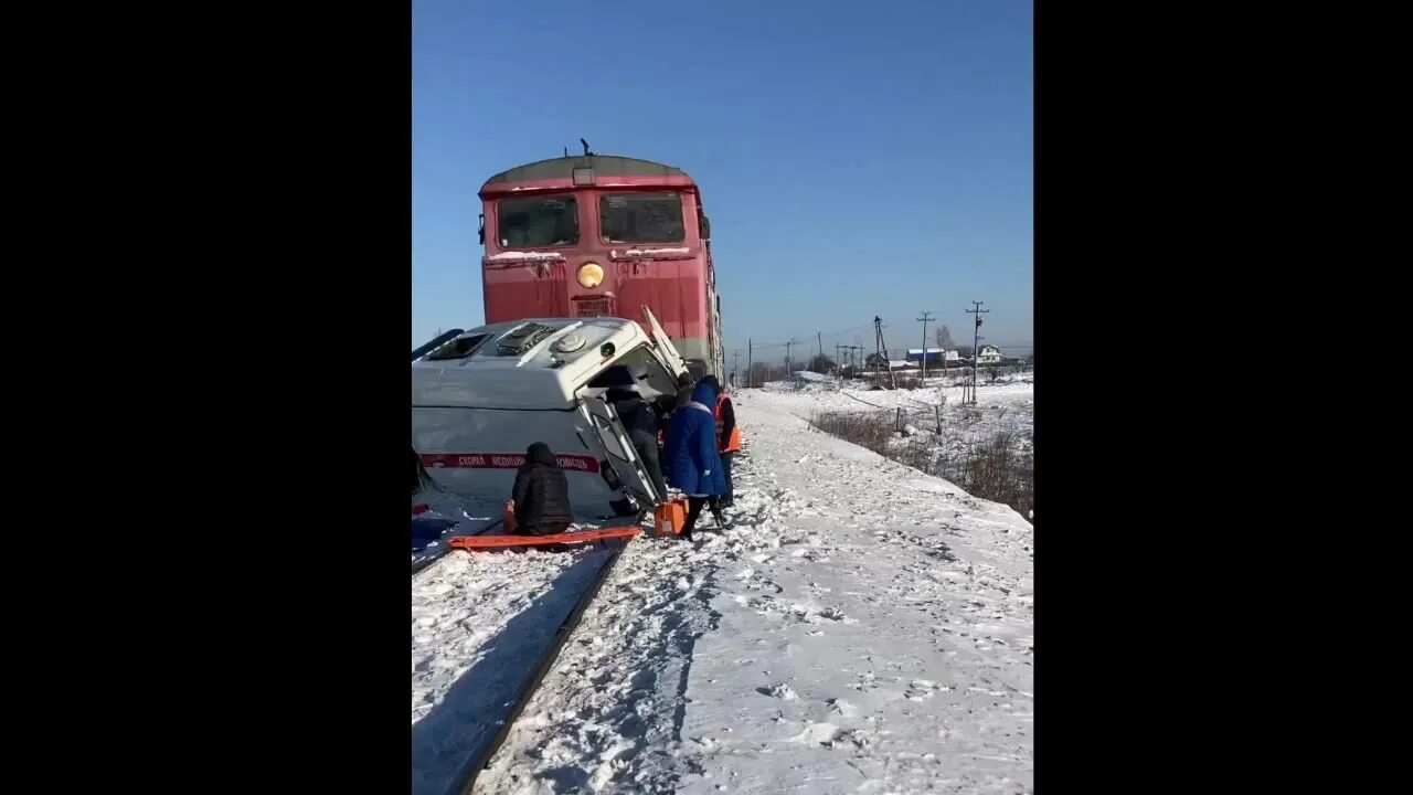 Снегоуборочный поезд. Снегоуборочный поезд видео. Снегоуборочной поезд снес машину. Алтай снегоуборочный поезд авария.