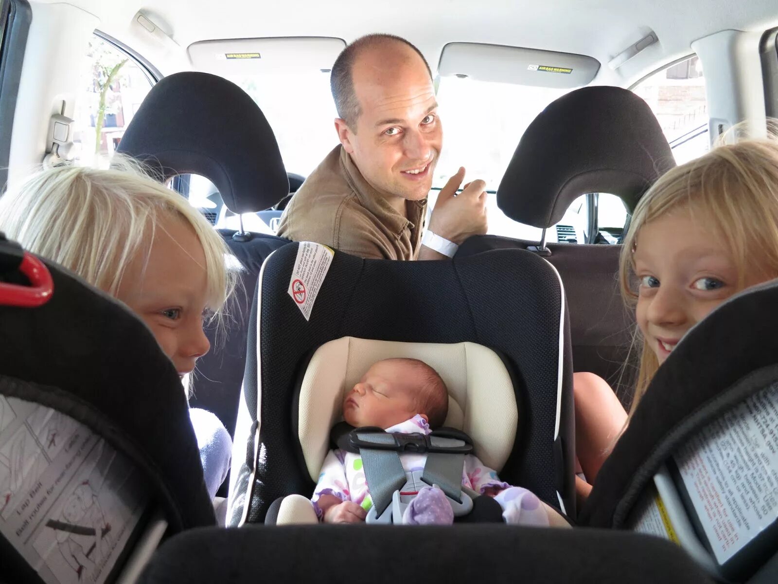 Поездка с детьми на машине. Детское кресло для двоих в машину. Машина для троих детей. Автомобиль для троих детей. Детские сидения в американской машине.