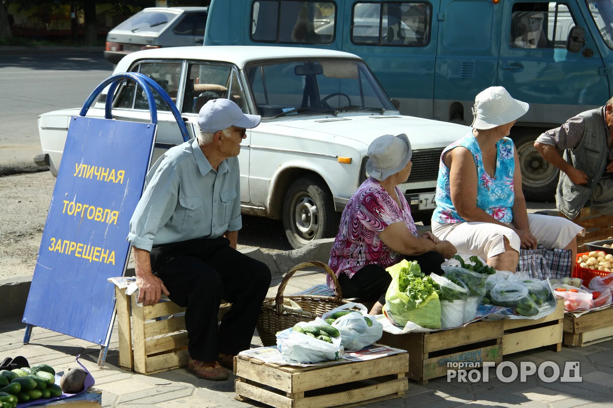 Бабушки на базаре. Старушка на рынке. Бабушки торгуют на улицах. Бабушка продает овощи. Продавать жалко