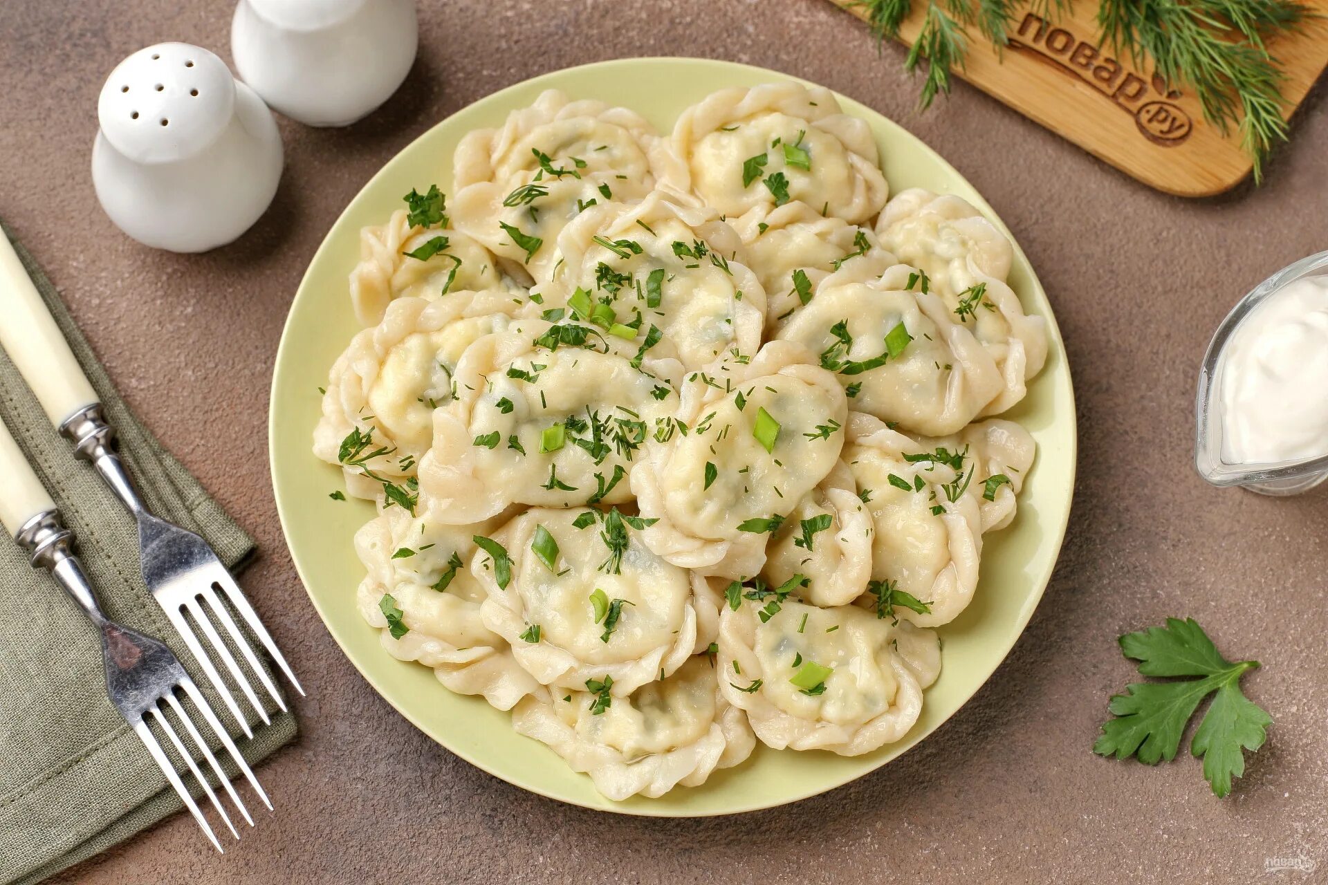 Пельмени с сыром и сливками. Вареники с адыгейским сыром. Пельмени с зеленью. Пельмени с адыгейским сыром. Вареники с адыгейским сыром и зеленью.