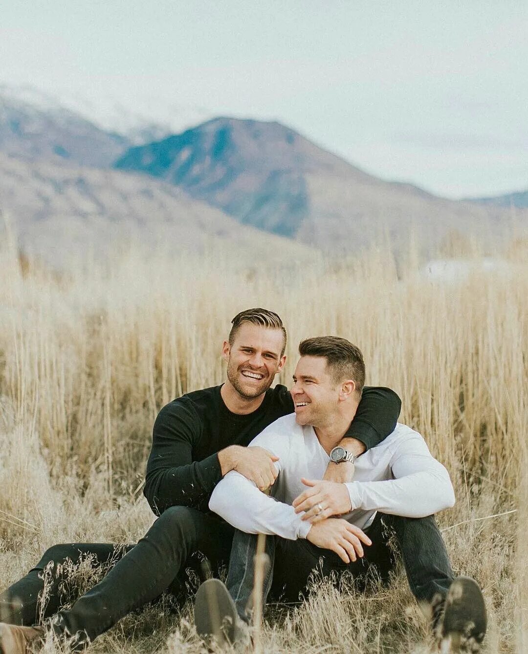 Красавцы с большим. Объятия двух мужчин. Gus kenworthy and matt wilkas. Любовь парней. Мужчина би фото.