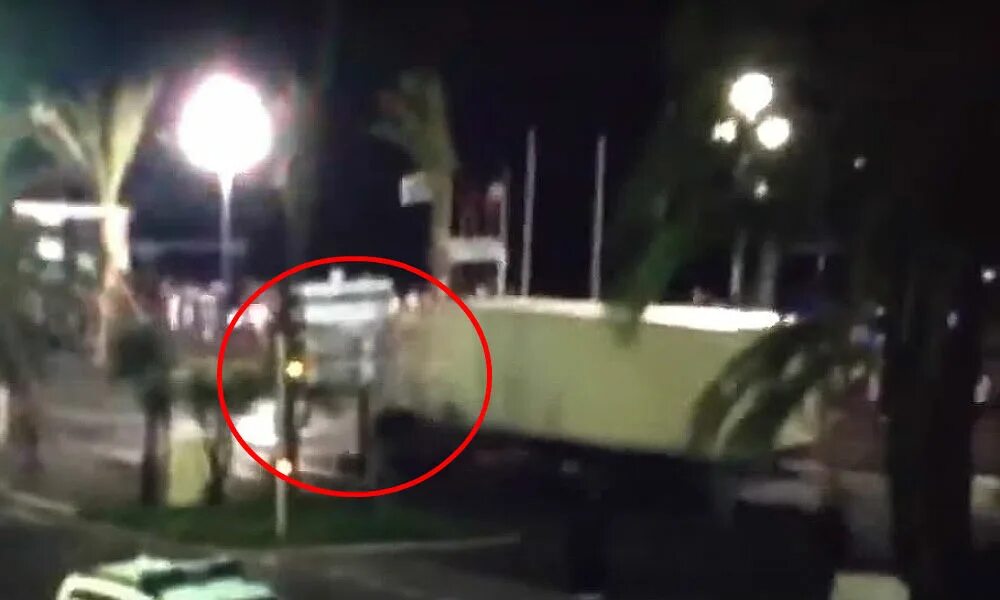 Видео нападения на крокус снятое террористами. Теракт во Франции грузовик. Ницца английская набережная теракт.