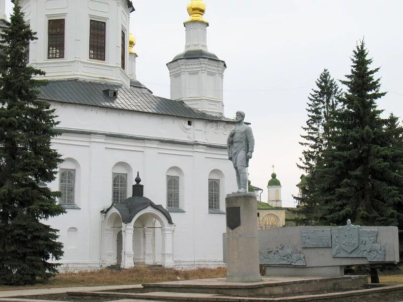 Памятник семену дежневу. Памятник семену дежневу в великом устюге. памятник семёну дежнёву в великом устюге. семён дежнёв памятник в великом устюге.