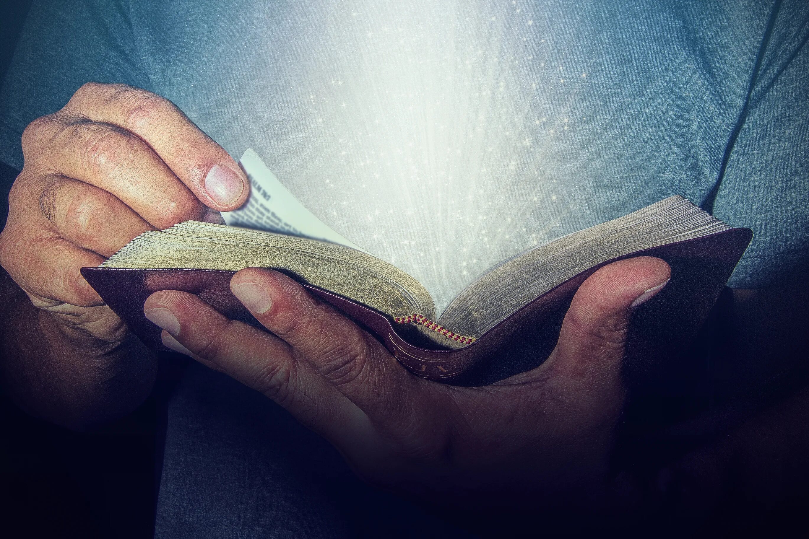Читать люди истины. Человек с Библией. Человек с Библией в руках. Мужчина с Библией. Библия в руках.
