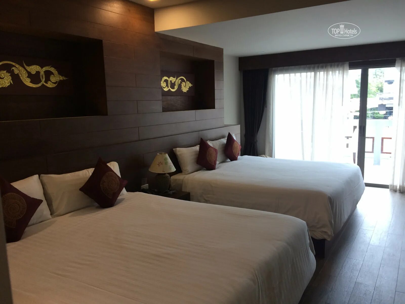 The Agate Pattaya Boutique Resort 4*. The Agate Pattaya Boutique Resort 4 пляж. Dolphin circles Паттайя. Отель агат Паттайя фото туристов.