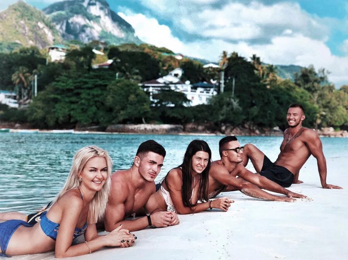 Друзья мужчины на отдыхе. Эд стаффорд 60 дней на острове. Голубые парни на пляже. Робинзон крузо на острове с пятницей. Два парня обнимаются.