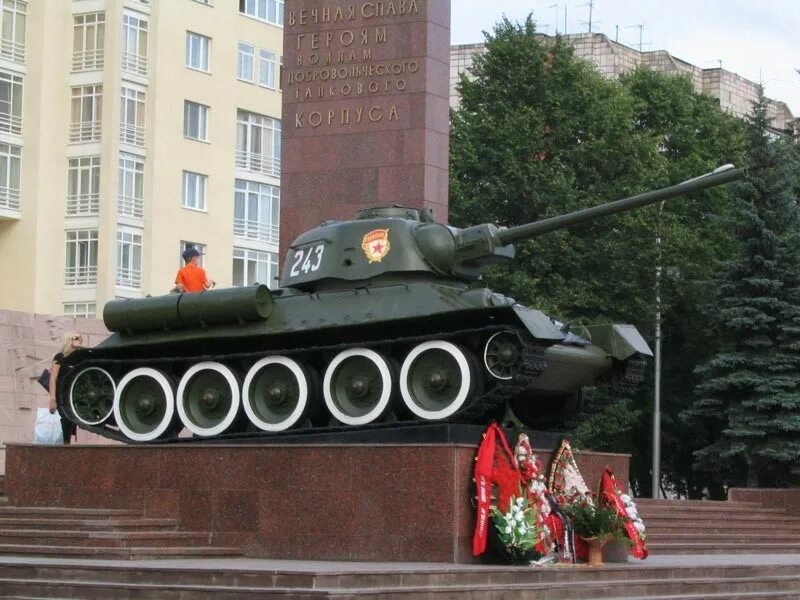 В каком городе установлен памятник танковому. Памятник Уральскому добровольческому корпусу т 34 Пермь. Памятник танк т-34 Пермь. Танк т 34 Пермь. Памятник Уральскому добровольческому танковому корпусу в Перми.