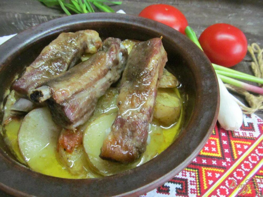 Свинина с тыквой. Рецепт ребрышек в горшочке. Баранина с тыквой и картофелем тушеная. Говяжьи ребра в горшочке. Свиные рёбрышки в горшочках.