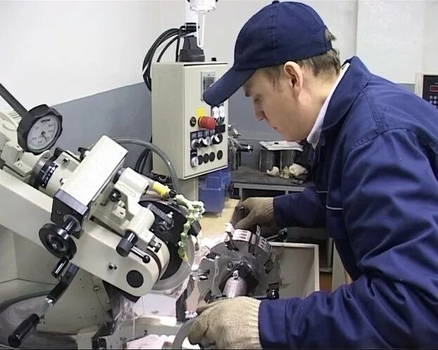 Заточник профессия. Профессия заточник на заводе. Заточка инструмента для деревообработки. Tormek svs-50 многофункциональный держатель. Работа заточник.