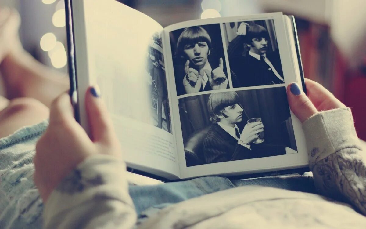 Одиночество в сети картинки. О людях и книгах. Человек за чтением. Любовь листает. Листая альбом.