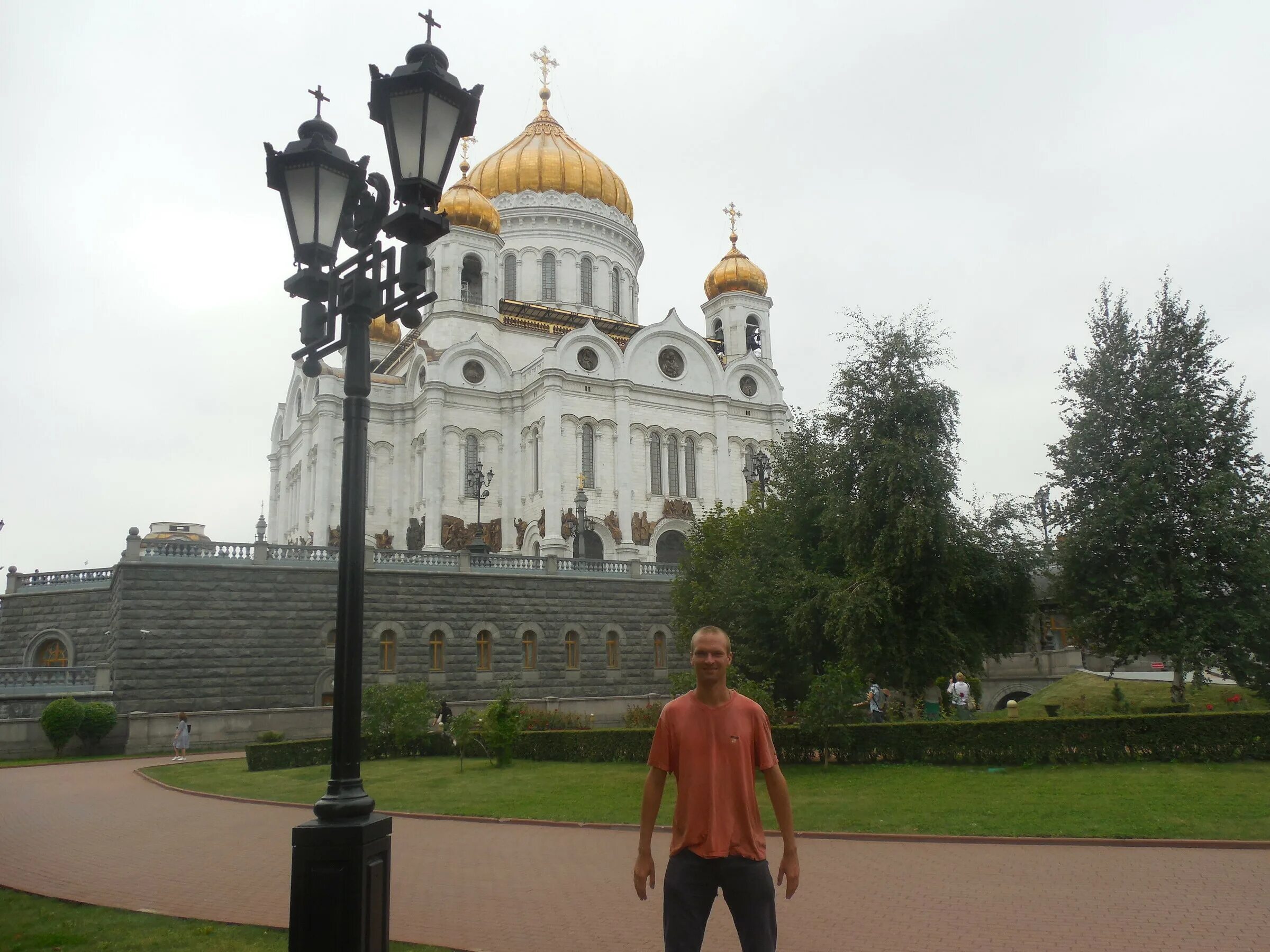 возле храма христа спасителя. возле храма христа спасителя. храм христа спасителя снаружи. храм христа спасителя в москве памятник александру. памятник у храма христа спасителя в москве.