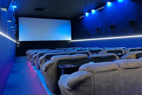 В новый кинотеатр завезли 560 кресел в 16 рядов поставили по 14 кресел - фото
