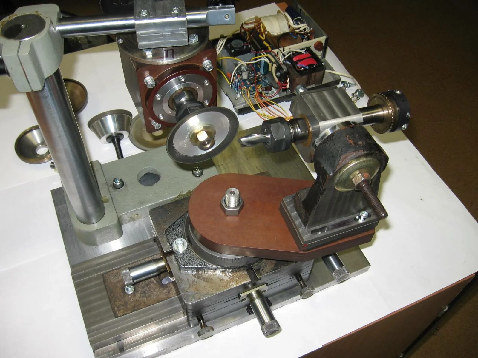 Наждак оправка для заточки сверл. Самоделкин иван заточка сверл. Чертежи мини токарного станка по металлу. Заточной для фрез чипмейкер. Приспособы для токарного станка по металлу.