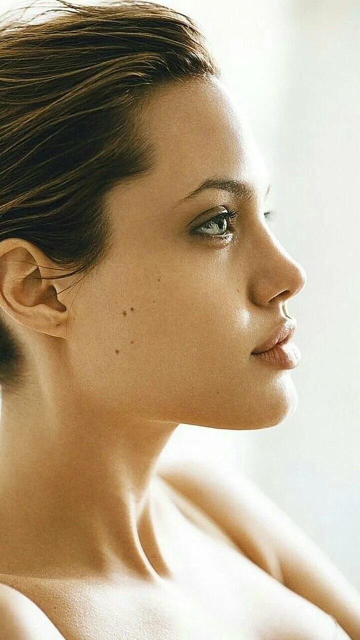 Нос женщины. Анджелина Джоли профиль. Анджелина Джоли анфас. Анжелина Джоли в профиль. Анджелина Джоли профиль лица.