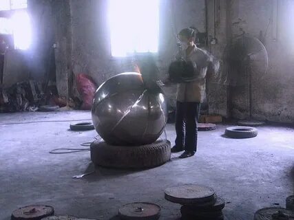 Металлическая сфера имеет