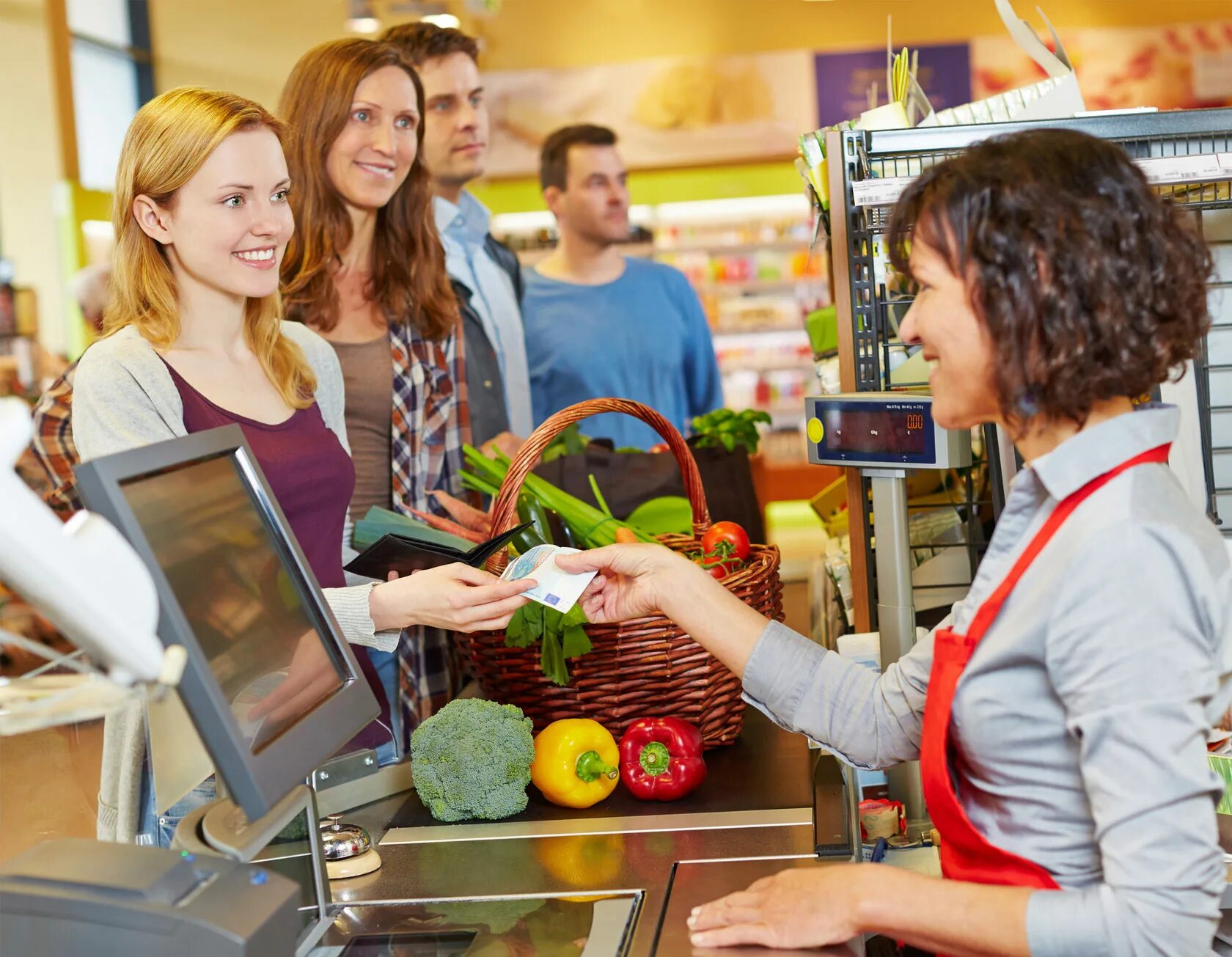 Shopping talk. Мобильный кассир. Человек на кассе. Покупатель в магазине. Продавец и покупатель.