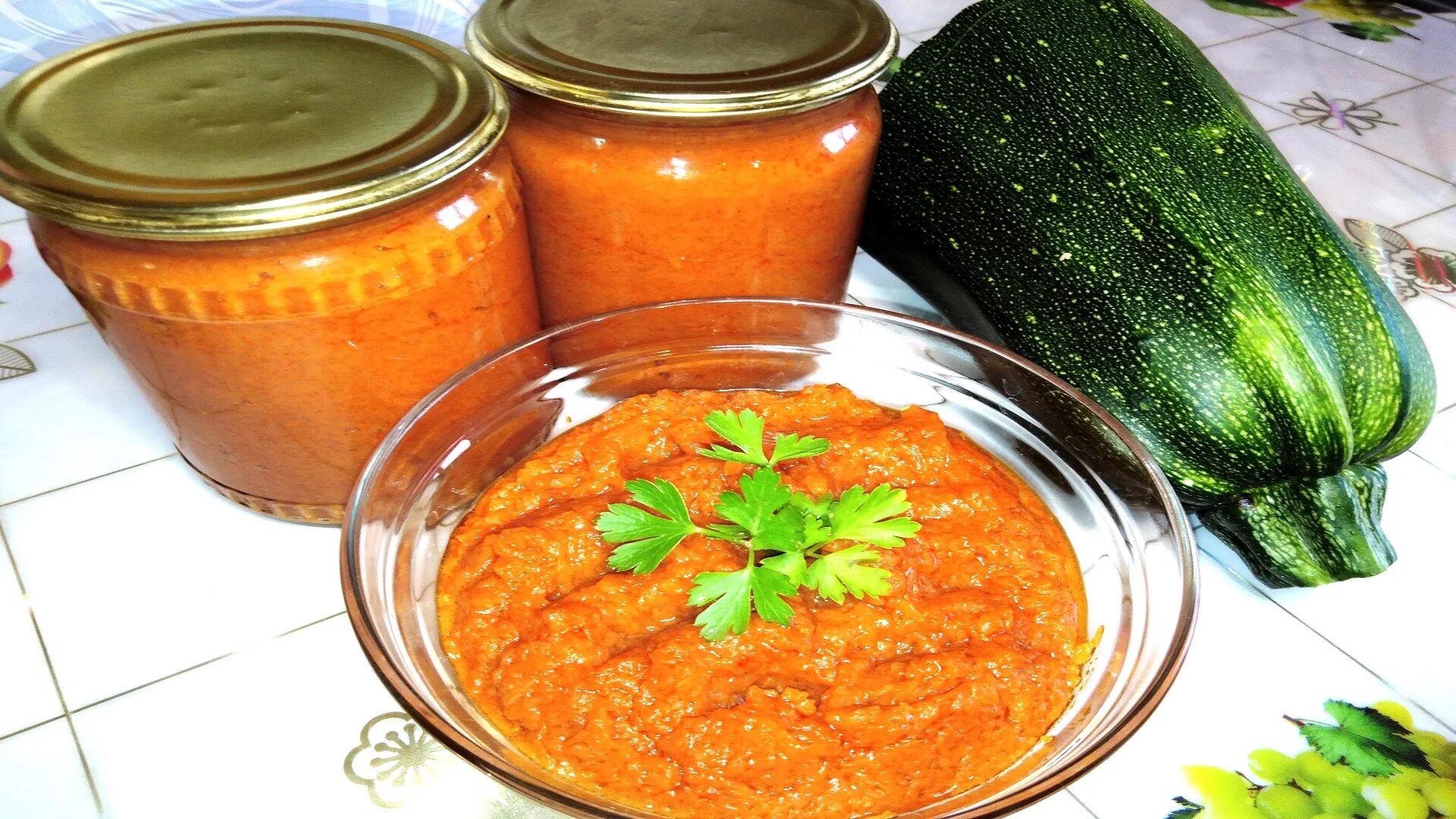 Кабачковая икра на зиму цыганка. Икра кабачковая от цыганки. Сосиски с кабачковой икрой. Кабачковая икра цыганки. Кабачковая икра с болгарским перцем.