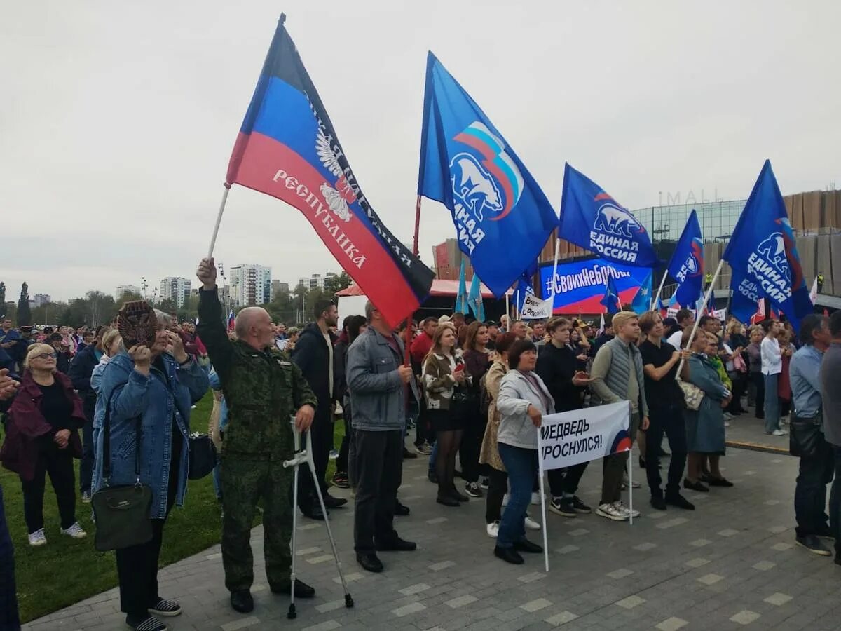 Митинг Единой России. Митинг в Перми. Митинг в Перми своих не бросаем. Своих не бросаем митинг на эспланаде Пермь. Митинг пермь