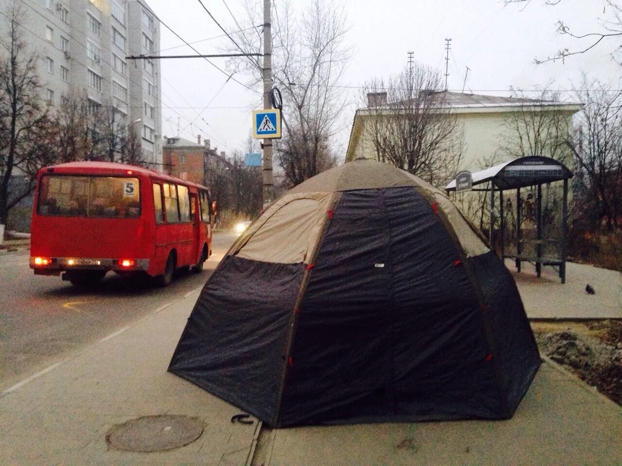 Жить в палатке в городе. Жить в палатке в городе. Палатка coleman popup 4. Палаточные городки бездомных в сша. Поход с палатками.