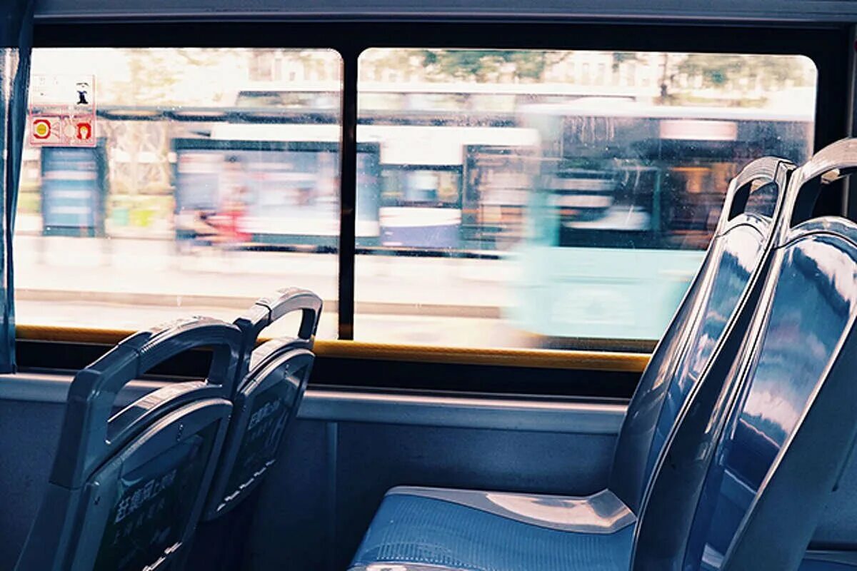 Окно автобуса. Окно автобуса изнутри. Автобус интерьер вид в окно. Окошко из автобуса.