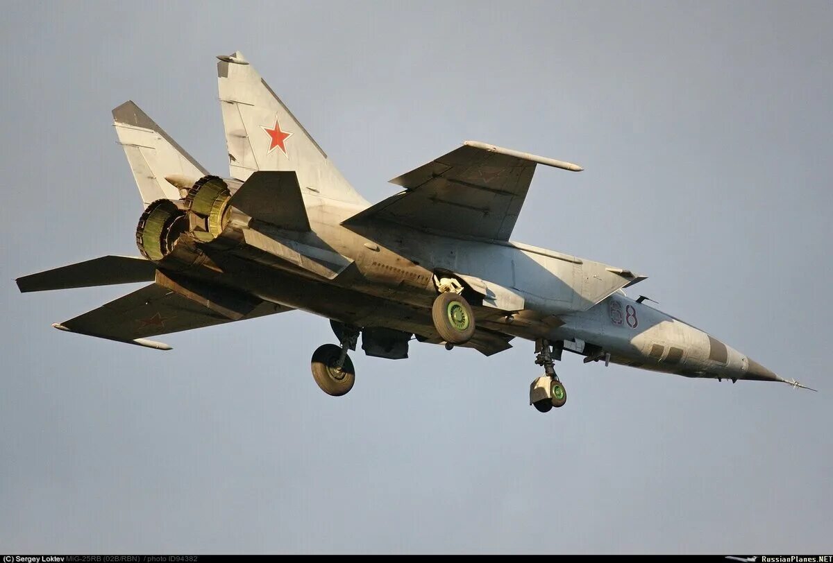 Что такое миг. Mig 25. миг-25рб. миг-25 истребитель. миг-25 ввс ссср.